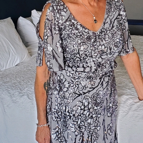 Beautiful sequin gown - Picture 4 of 4